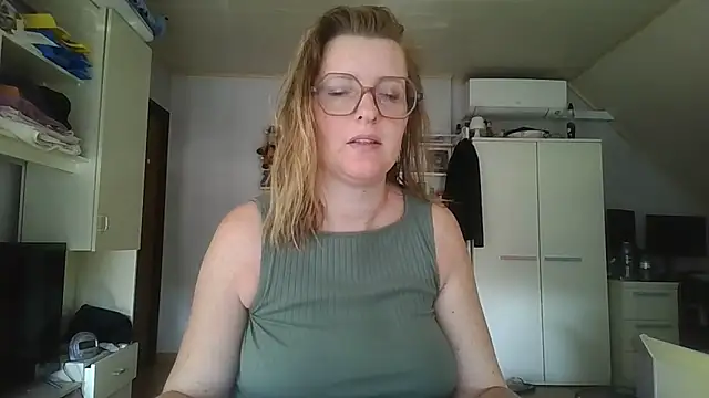 LiquidLeonie's Live Chat Room