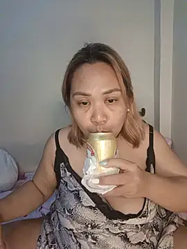 Sweet_asian_kylie's Live XXX Chat