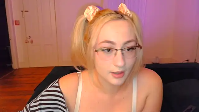 switchykittyn Live XXX chat