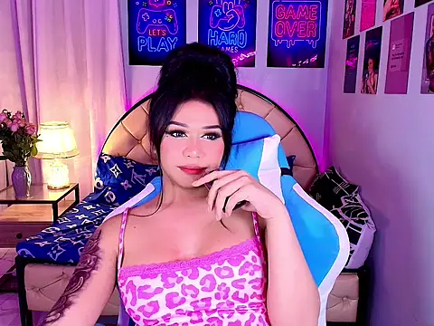 Show modela SexxyTsLoverr na web-kameri
