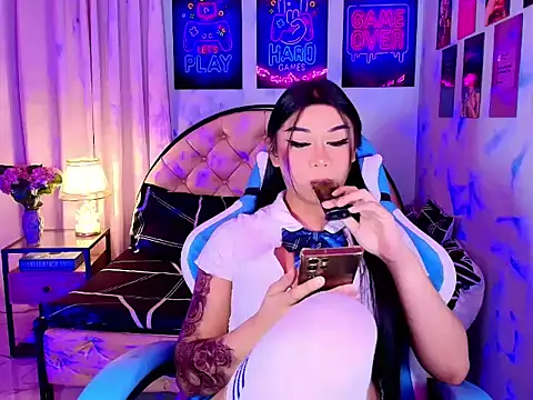 SexxyTsLoverr Show in webcam