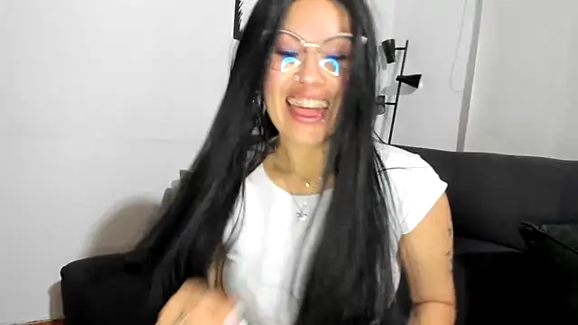 Tania_mature élő XXX-chatje