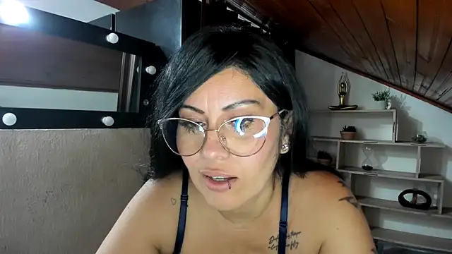 Tania_mature live XXX chat