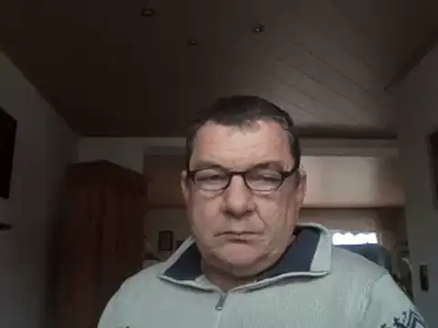 Nobbie444: διαδικτυακό σόου στην κάμερα