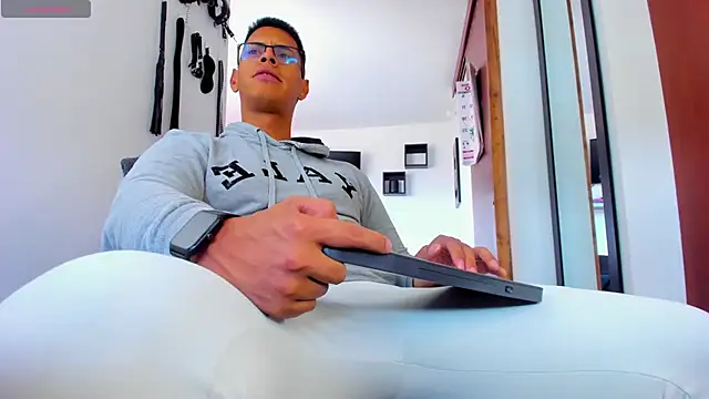 Show modela _John_Boy_ na web-kameri