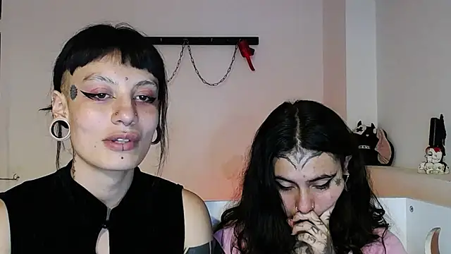 _onthary_6: διαδικτυακό σόου στην κάμερα