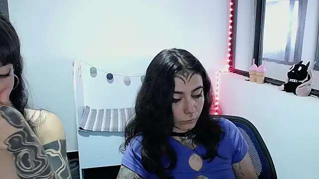 _onthary_6: διαδικτυακό σόου στην κάμερα