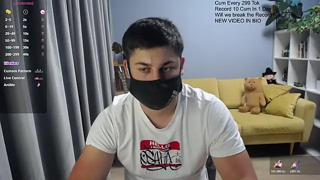 Tomguys: διαδικτυακό σόου στην κάμερα