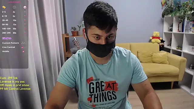 Tomguys: διαδικτυακό σόου στην κάμερα