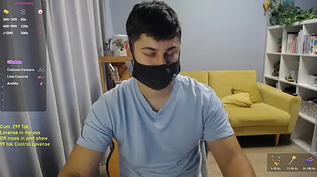 Tomguys: διαδικτυακό σόου στην κάμερα