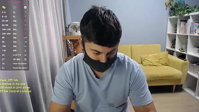Tomguys: διαδικτυακό σόου στην κάμερα