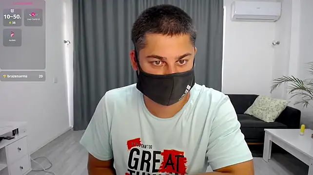 Tomguys: διαδικτυακό σόου στην κάμερα