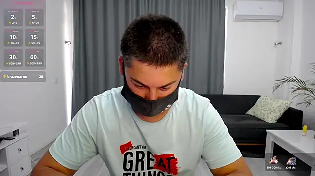 Tomguys: διαδικτυακό σόου στην κάμερα