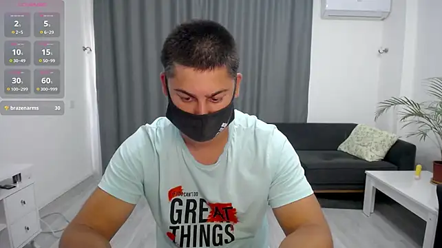 Tomguys: διαδικτυακό σόου στην κάμερα