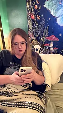 thatcutegirlwtheglasses: διαδικτυακό σόου στην κάμερα