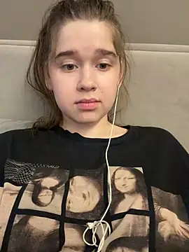Pokazy przed kamerką – HornyGirlH