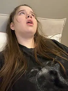 HornyGirlH Webcam Show