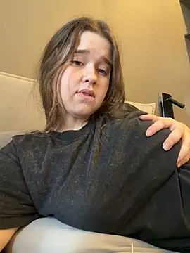 הופעת וובקאם של HornyGirlH