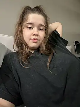 Pokazy przed kamerką – HornyGirlH