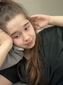 Pokazy przed kamerką – HornyGirlH