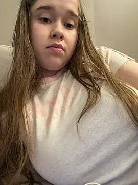 غرفة دردشة HornyGirlH المباشرة