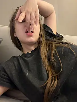 Show modela HornyGirlH na web-kameri