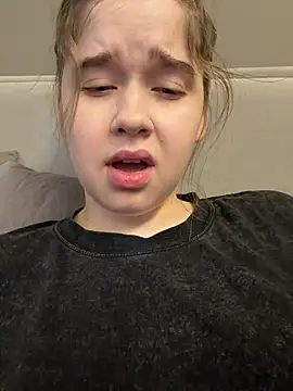 צ'אט XXX בשידור חי של HornyGirlH