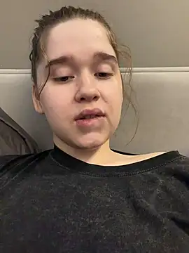 הופעת וובקאם של HornyGirlH