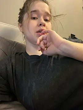 הופעת וובקאם של HornyGirlH