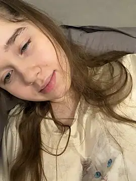 Pokazy przed kamerką – HornyGirlH