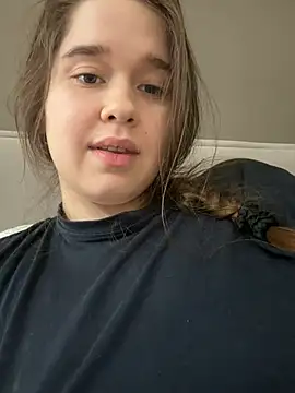 Pokazy przed kamerką – HornyGirlH