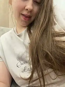 Pokazy przed kamerką – HornyGirlH