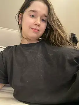 HornyGirlH Webcam Show