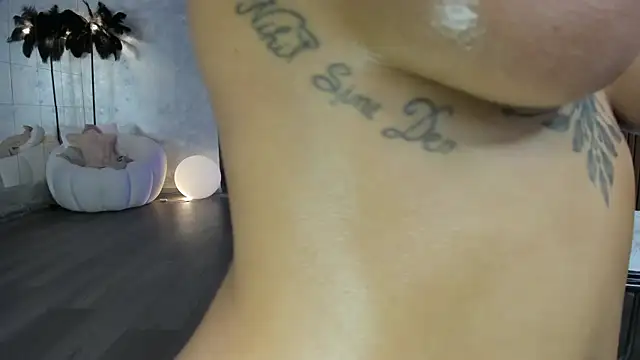 LisaAkira Chat XXX in diretta