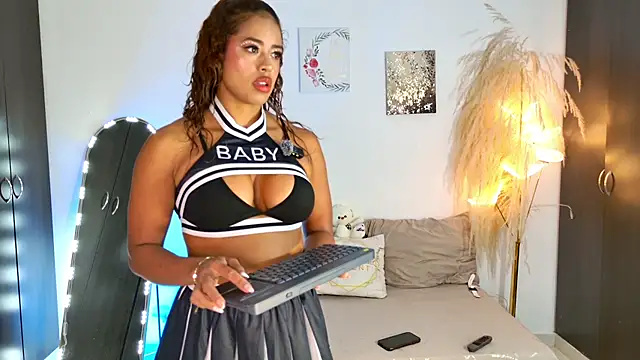 SarahCinnamon- – webcam-show