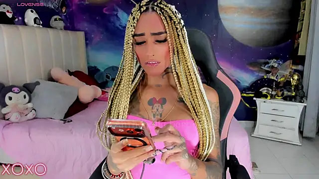 Nella_Dolls Show Webcam
