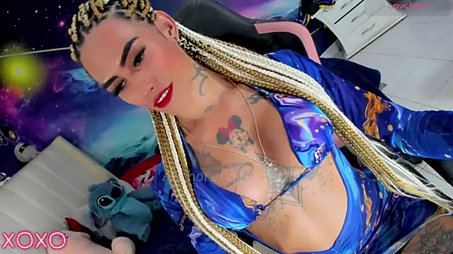 Nella_Dolls: διαδικτυακό σόου στην κάμερα