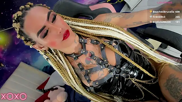 Pokazy przed kamerką – Nella_Dolls