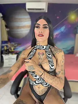 Nella_Dolls: διαδικτυακό σόου στην κάμερα