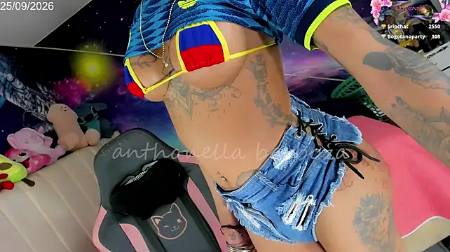 Nella_Dolls: διαδικτυακό σόου στην κάμερα