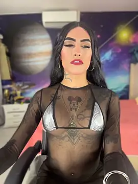 Nella_Dolls: διαδικτυακό σόου στην κάμερα