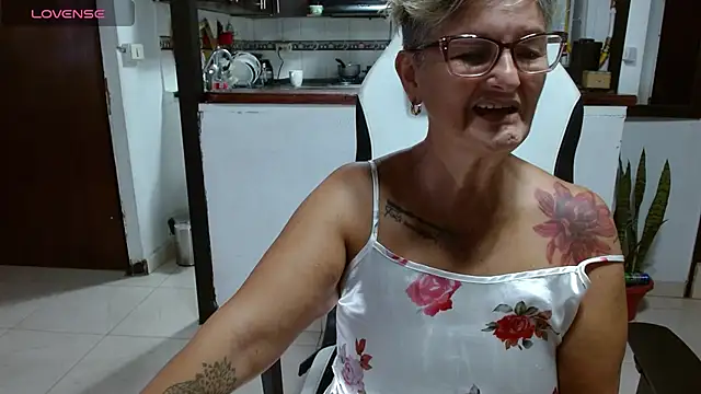 bety-cum2's Live XXX Chat