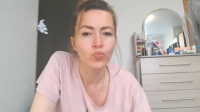 NicoleEunice87 Adlı Modelin Canlı XXX Sohbeti