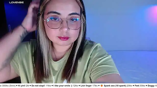 XXX chat uživo modela yini_angel