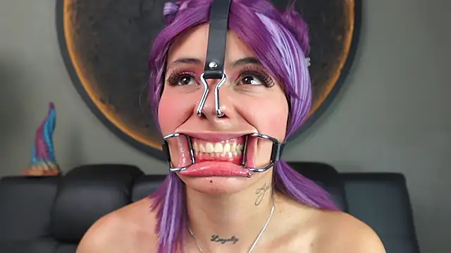 miss_sharlotte18 Show in webcam