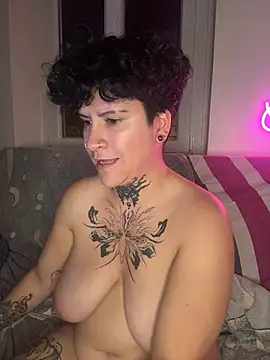 callmelouve Show in webcam