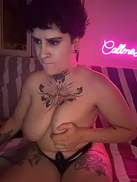 callmelouve Show in webcam