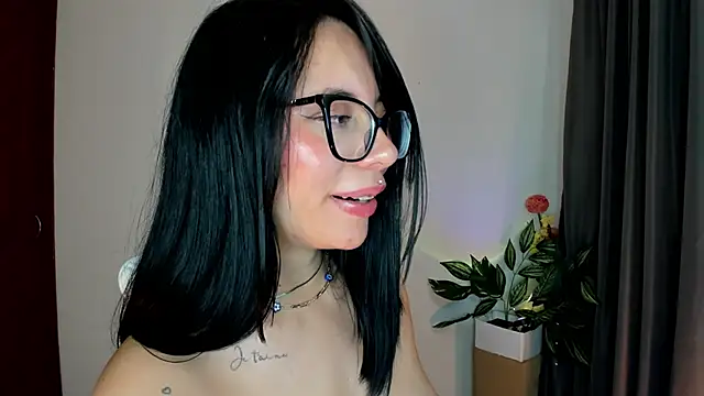 Chat +18 de Silvanna-Moree ao vivo