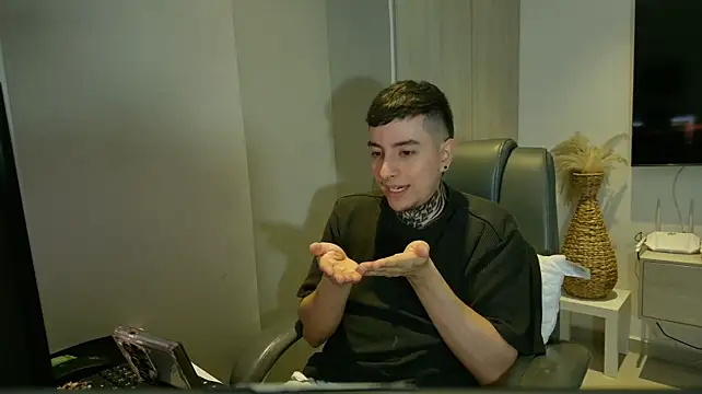 Jhoan_saenz Adlı Modelin Web Kamerası Şovu