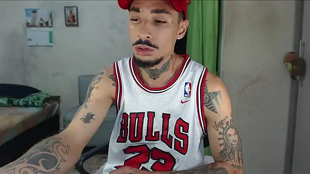 Show modela emiliano_hottt na web-kameri